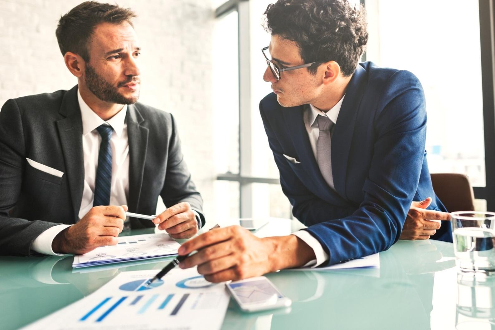 Personne analysant ses finances sur un ordinateur portable