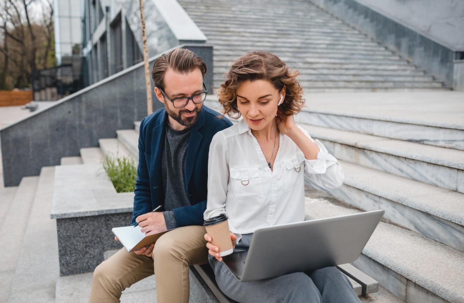 Équipe parinlaulo en réunion de travail collaborative